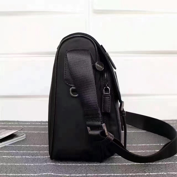 プラダバッグ背面デザイン